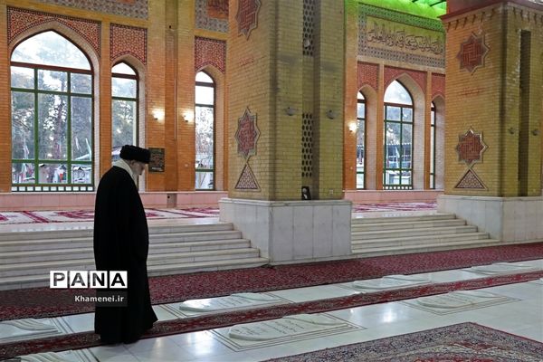 حضور رهبر انقلاب اسلامی در مرقد مطهر امام راحل و گلزار شهدای بهشت زهرا
