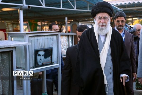 حضور رهبر انقلاب اسلامی در مرقد مطهر امام راحل و گلزار شهدای بهشت زهرا