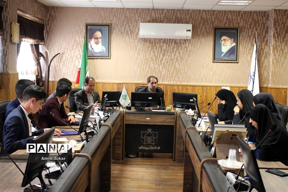 دیدار نمایندگان نهمین دوره مجلس دانش‌آموزی فارس با معاون آموزش متوسطه