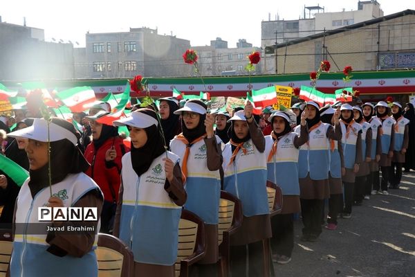 آیین استانی نواختن زنگ گلبانگ انقلاب اسلامی