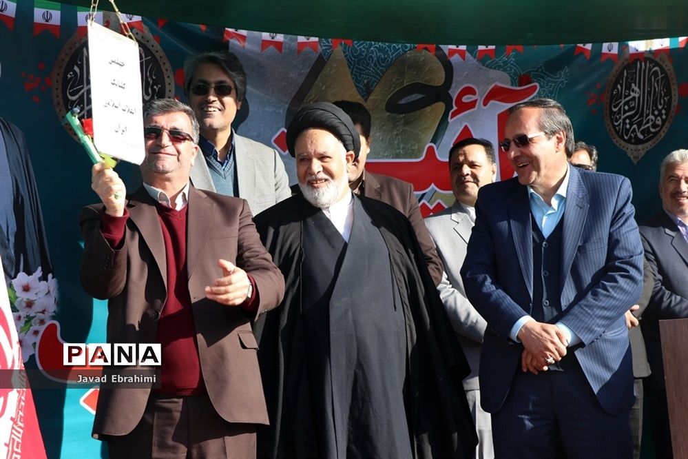 آیین استانی نواختن زنگ گلبانگ انقلاب اسلامی
