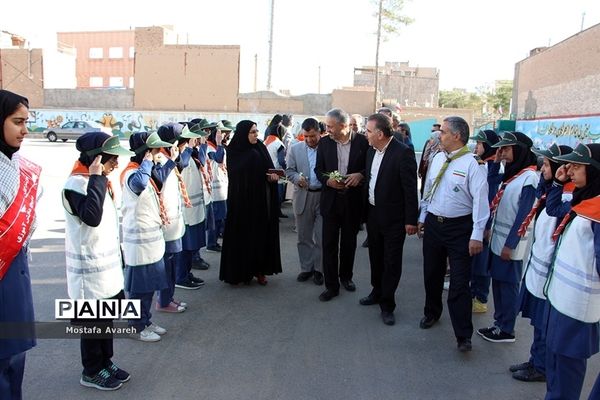 مراسم نمادین نواختن زنگ انقلاب در دبیرستان هفت‌تیر