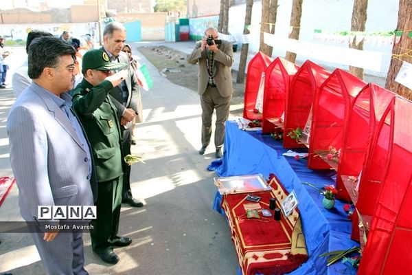 مراسم نمادین نواختن زنگ انقلاب در دبیرستان هفت‌تیر