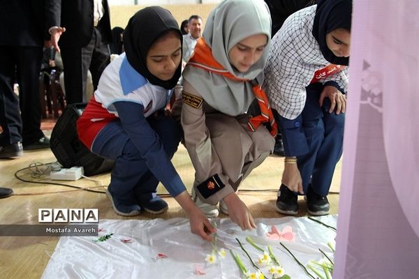 مراسم نمادین نواختن زنگ انقلاب در دبیرستان هفت‌تیر