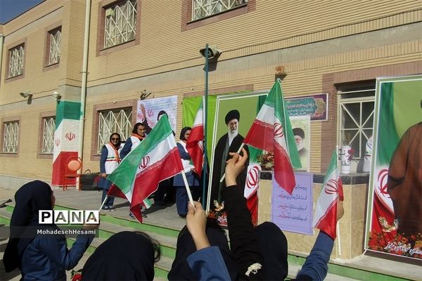 نواخته شدن زنگ انقلاب در دبیرستان نمونه کاشی نیلوفر