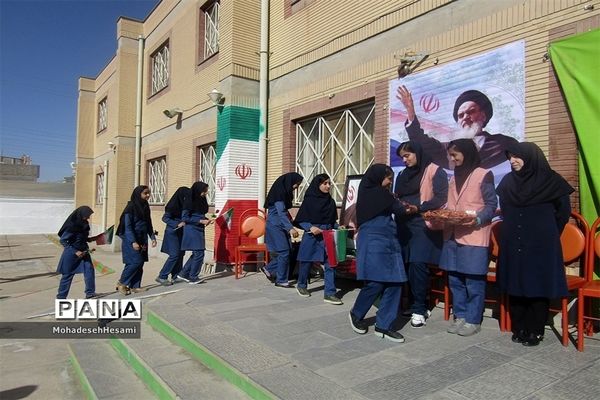 نواخته شدن زنگ انقلاب در دبیرستان نمونه کاشی نیلوفر