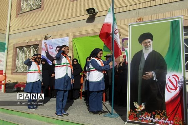 نواخته شدن زنگ انقلاب در دبیرستان نمونه کاشی نیلوفر