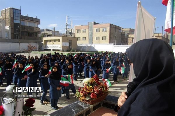 نواخته شدن زنگ انقلاب در دبیرستان نمونه کاشی نیلوفر