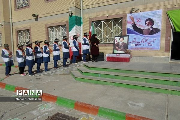 نواخته شدن زنگ انقلاب در دبیرستان نمونه کاشی نیلوفر