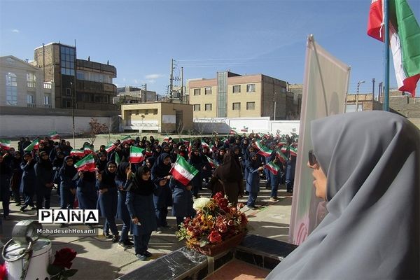 نواخته شدن زنگ انقلاب در دبیرستان نمونه کاشی نیلوفر