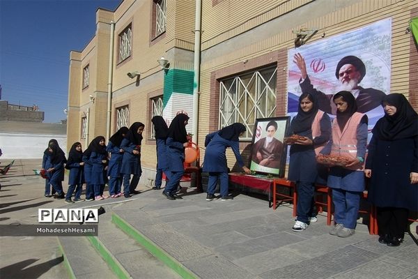 نواخته شدن زنگ انقلاب در دبیرستان نمونه کاشی نیلوفر