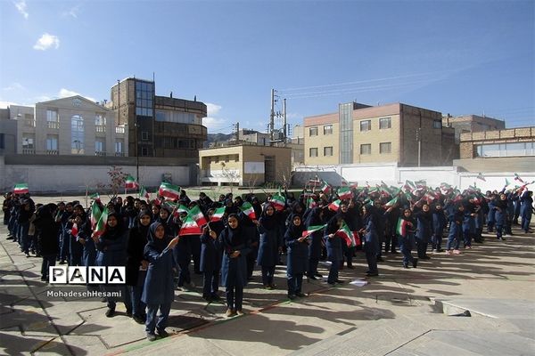 نواخته شدن زنگ انقلاب در دبیرستان نمونه کاشی نیلوفر