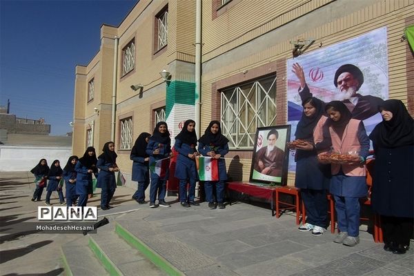 نواخته شدن زنگ انقلاب در دبیرستان نمونه کاشی نیلوفر