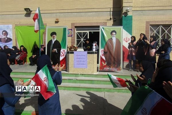 نواخته شدن زنگ انقلاب در دبیرستان نمونه کاشی نیلوفر