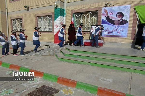 نواخته شدن زنگ انقلاب در دبیرستان نمونه کاشی نیلوفر