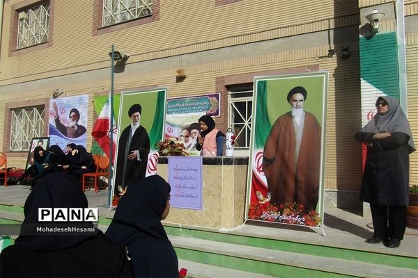 نواخته شدن زنگ انقلاب در دبیرستان نمونه کاشی نیلوفر