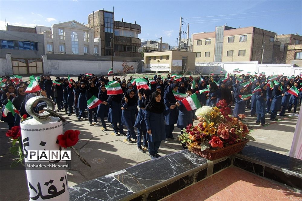 نواخته شدن زنگ انقلاب در دبیرستان نمونه کاشی نیلوفر