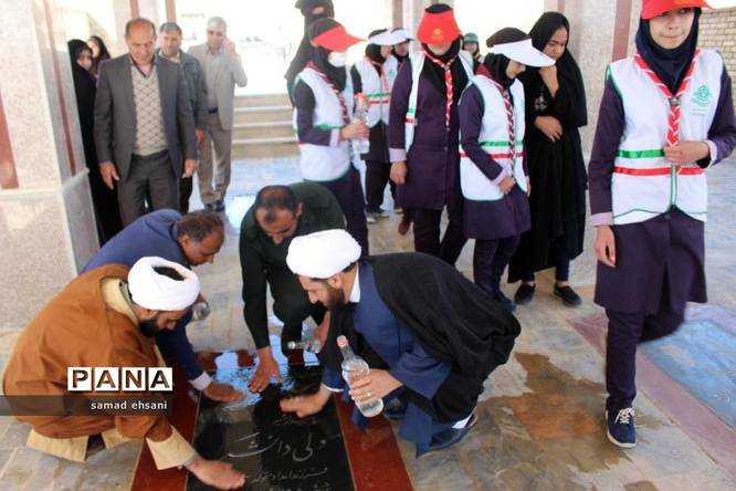 غبارروبی گلزار شهدا بخش کبگیان شهرستان بویراحمد توسط دانشآموزان پیشتاز
