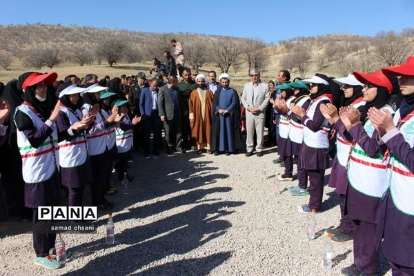 غبارروبی  گلزار شهدا بخش کبگیان شهرستان بویراحمد توسط دانش‌آموزان پیشتاز