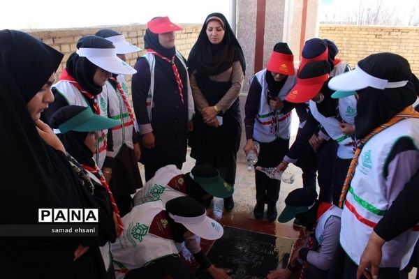 غبارروبی  گلزار شهدا بخش کبگیان شهرستان بویراحمد توسط دانش‌آموزان پیشتاز