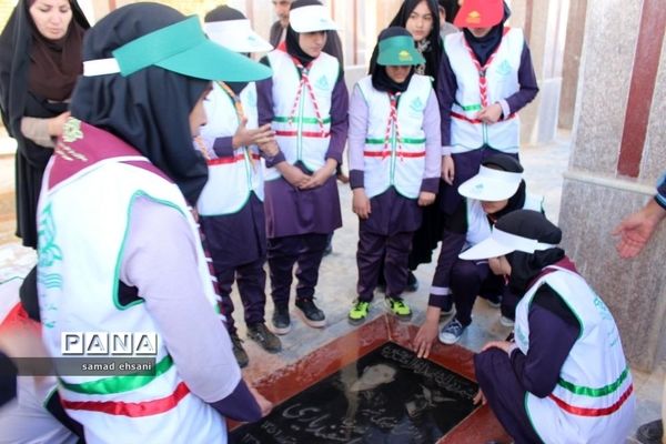 غبارروبی  گلزار شهدا بخش کبگیان شهرستان بویراحمد توسط دانش‌آموزان پیشتاز