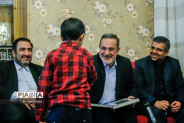 دیدار وزیر آموزش و پرورش با خانواده شهید طوقانی‬‎
