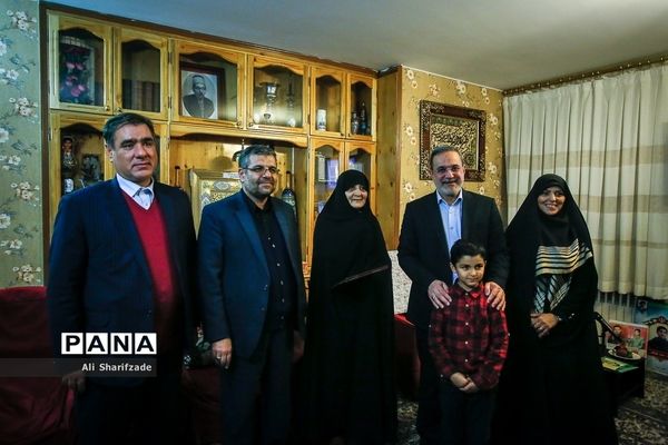 دیدار وزیر آموزش و پرورش با خانواده شهید طوقانی‬‎