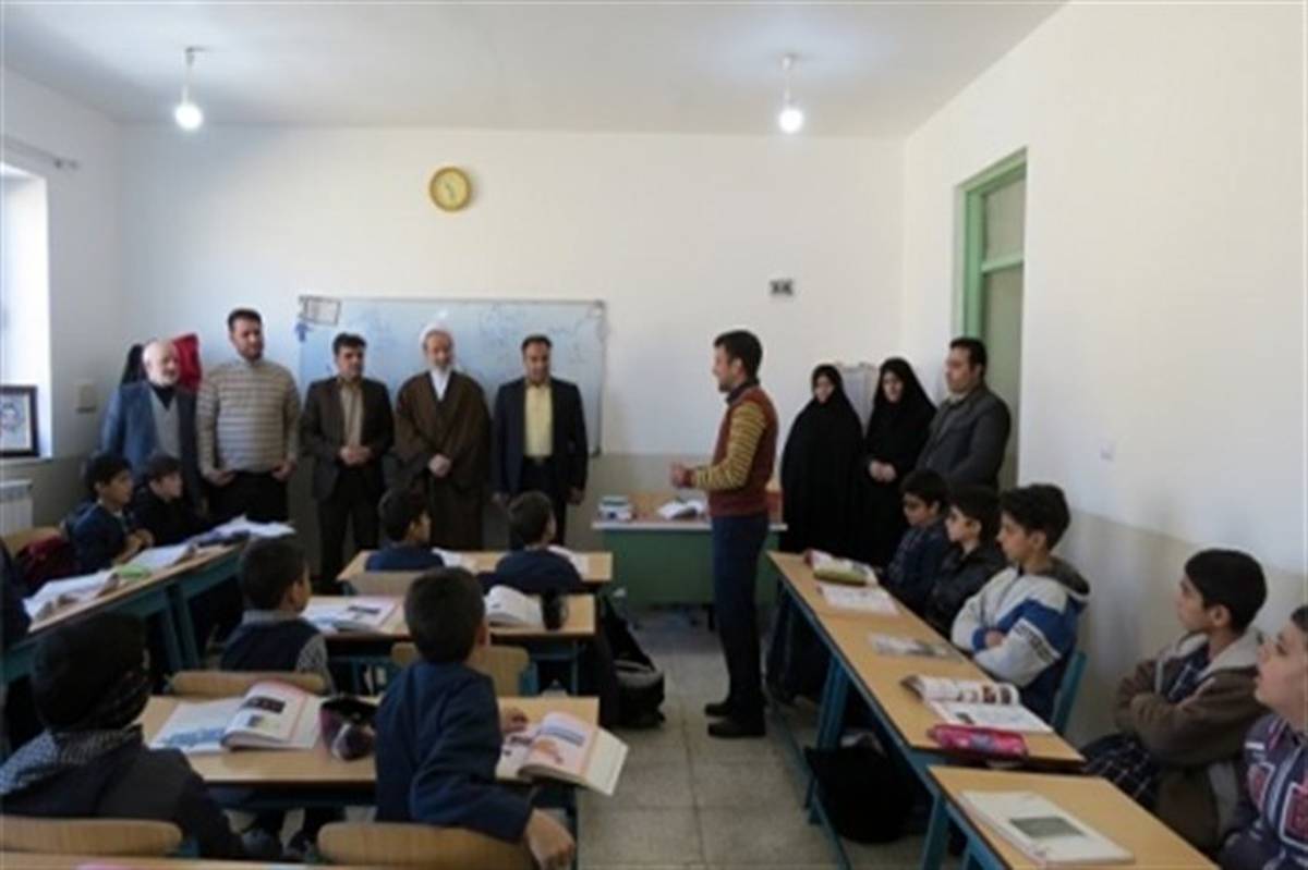 تجلیل امام جمعه اردستان از دانش آموزان آموزشگاه شهدای والفجر