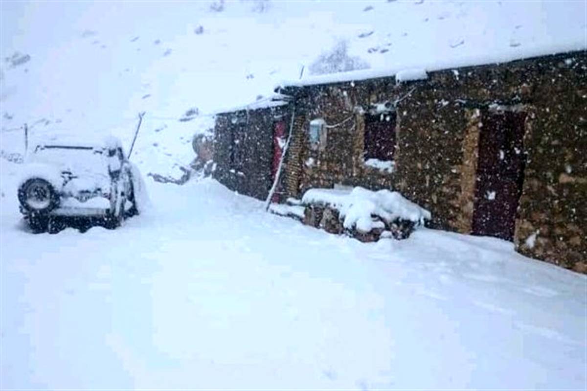 بارش برف راه ۲۷۰ روستای آذربایجان غربی را مسدود کرد