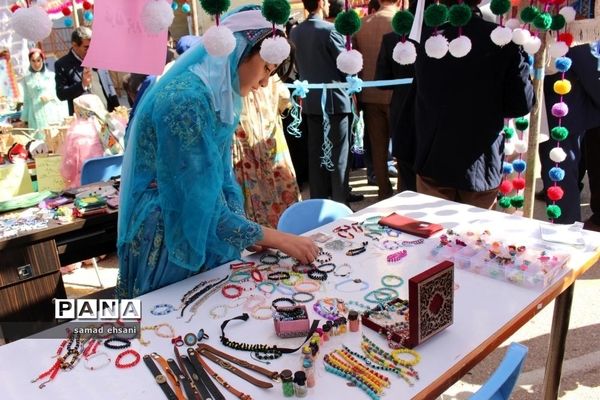 نمایشگاه دست آوردهای دانش آموزان دبیرستان دخترانه حجاب شهر یاسوج