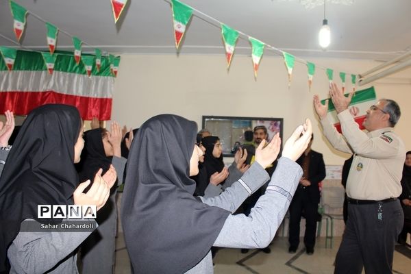 تمرین سرود 1357 نفری در مدارس استان همدان