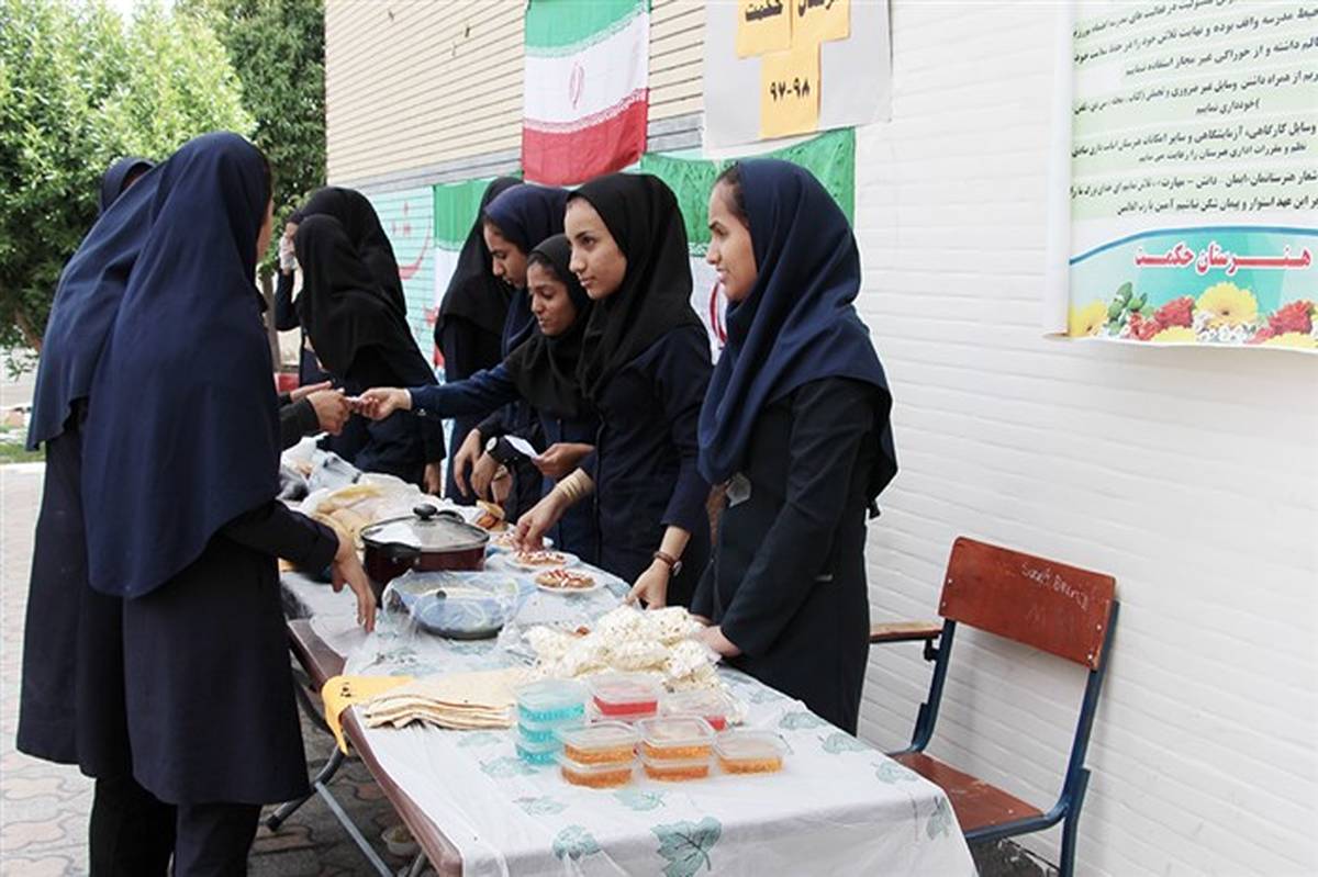 برپایی جشنواره غذا به مناسبت دهه فجر در آموزشگاه حکمت رودان