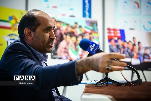 نشست خبری غلامرضا کریمی، به مناسبت چهلمین سالگرد پیروزی انقلاب اسلامی ایران