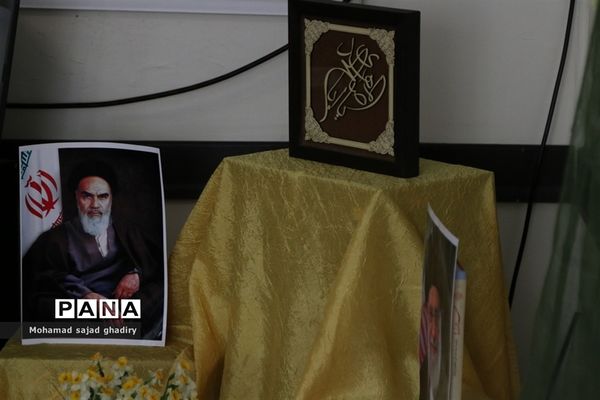 بازدید معاون پرورشی و فرهنگی اداره کل آموزش و پرورش شهر تهران ازدانش آموزان مدرسه انقلاب