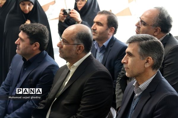 بازدید معاون پرورشی و فرهنگی اداره کل آموزش و پرورش شهر تهران ازدانش آموزان مدرسه انقلاب