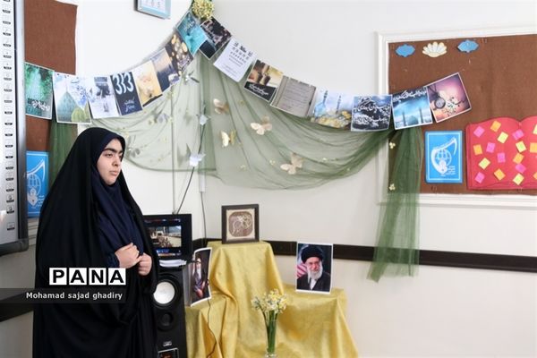 بازدید معاون پرورشی و فرهنگی اداره کل آموزش و پرورش شهر تهران ازدانش آموزان مدرسه انقلاب
