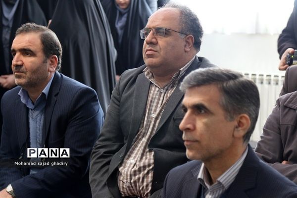 بازدید معاون پرورشی و فرهنگی اداره کل آموزش و پرورش شهر تهران ازدانش آموزان مدرسه انقلاب