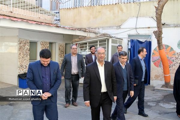 بازدید معاون پرورشی و فرهنگی اداره کل آموزش و پرورش شهر تهران ازدانش آموزان مدرسه انقلاب