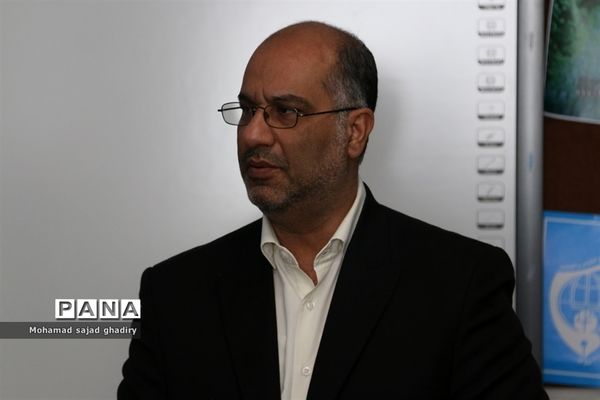 بازدید معاون پرورشی و فرهنگی اداره کل آموزش و پرورش شهر تهران ازدانش آموزان مدرسه انقلاب