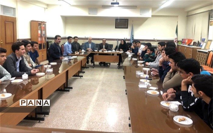 نشست رئیس اداره استعدادهای درخشان با دانش آموزان المپیادی دبیرستان شهید صدوقی دوره دوم