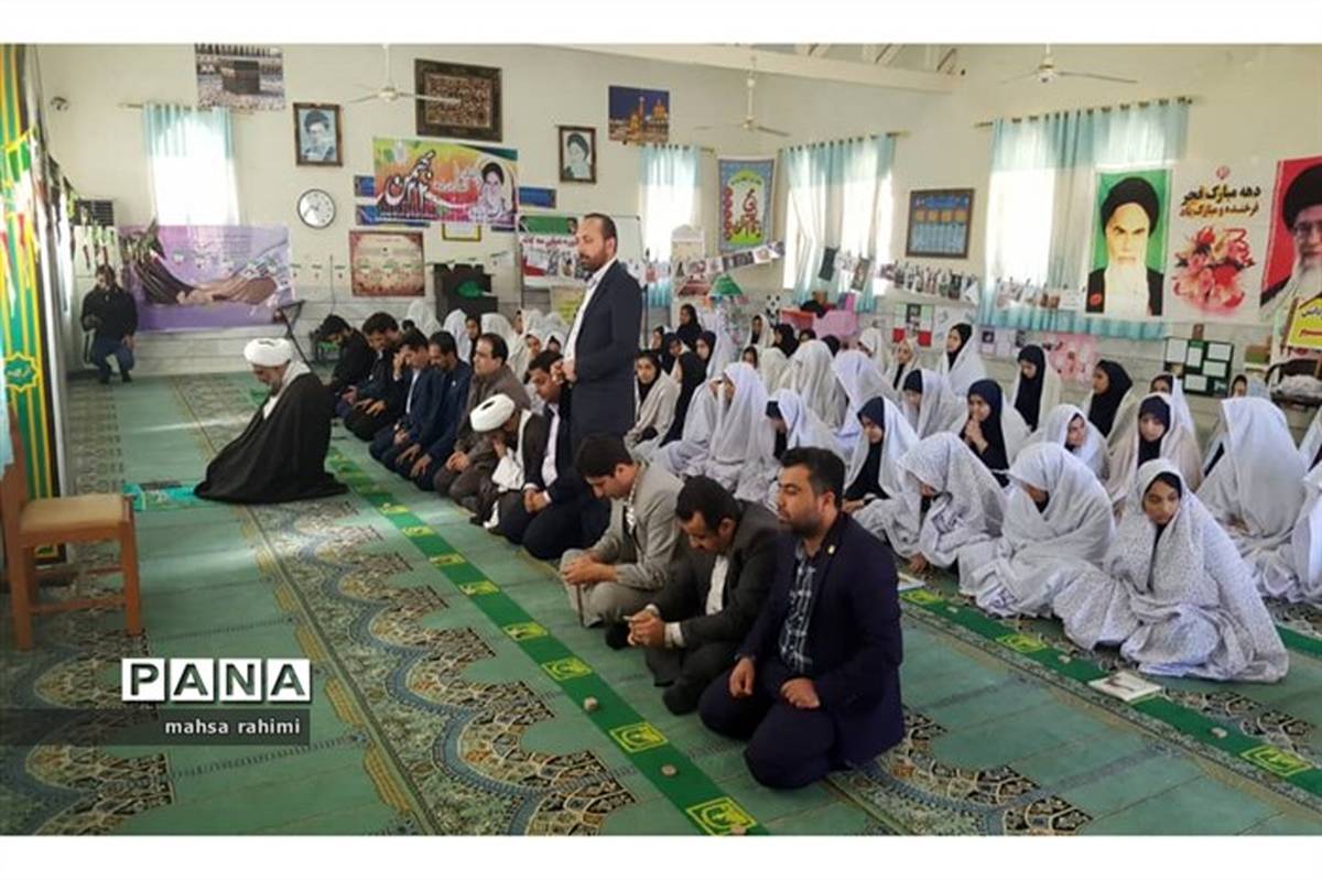 برگزاری نماز جماعت در دبیرستان  شاهد پنج مهر آبادان
