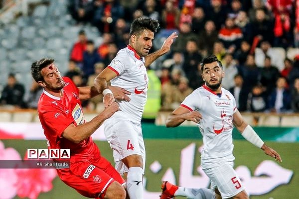 دیدار تیم‌های فوتبال پرسپولیس و پدیده