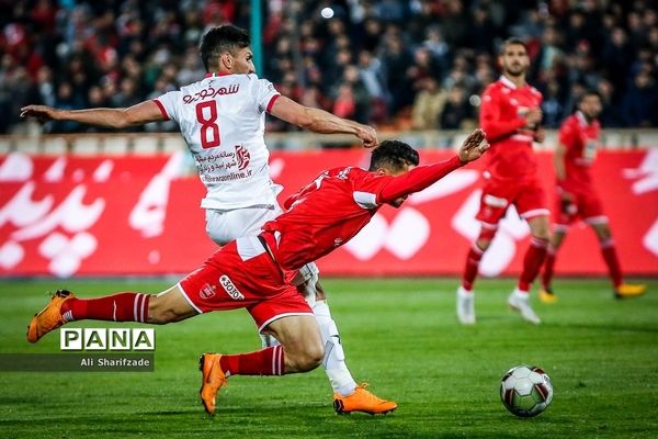 دیدار تیم‌های فوتبال پرسپولیس و پدیده