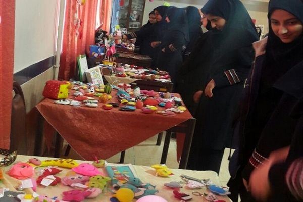 برگزاری نمایشگاه نقاشی در دبیرستان فروغ به‌مناسبت دهه فجر