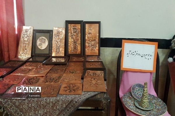 برگزاری نمایشگاه نقاشی در دبیرستان فروغ به‌مناسبت دهه فجر