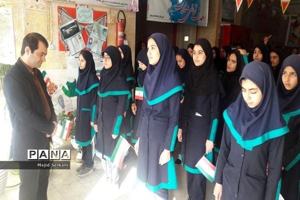 بازدید رئیس سازمان دانش‌آموزی استان همدان از تمرین سرود 1357 نفری در مدارس