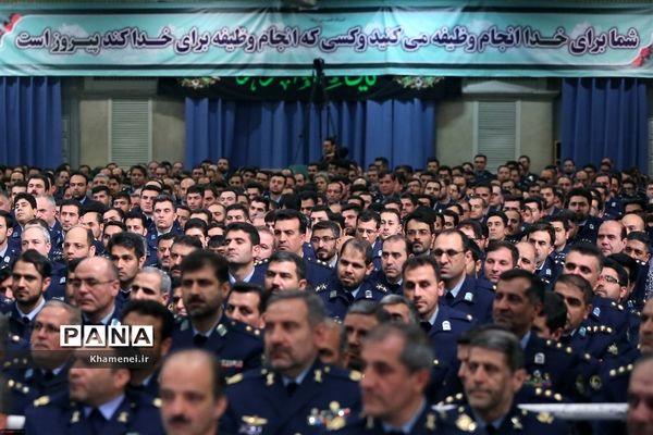 دیدار فرماندهان و کارکنان نیروی هوایی ارتش با رهبر انقلاب