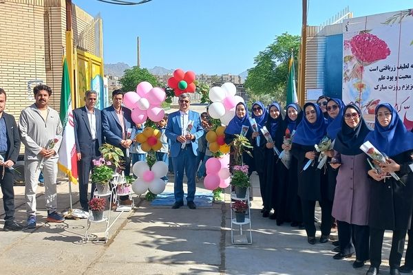 مراسم سپاس معلم در دبستان شاهد اقا مصطفی خمینی کاشمر