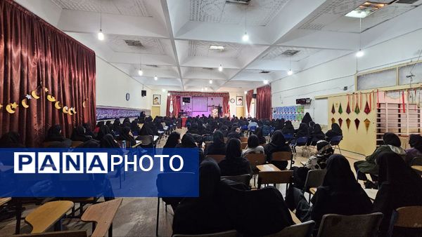 آیین گرامیداشت روز دانش‌آموز با حضور مسئولان منطقه ۱۳ در دبیرستان طلیعه شاهد