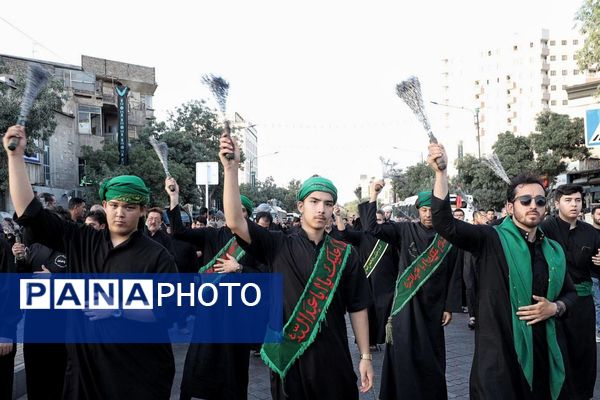 رود اشک و عشق در مسیر حرم همزمان با شکوه عزاداری هیئات‌ در خیابان‌های مشهد